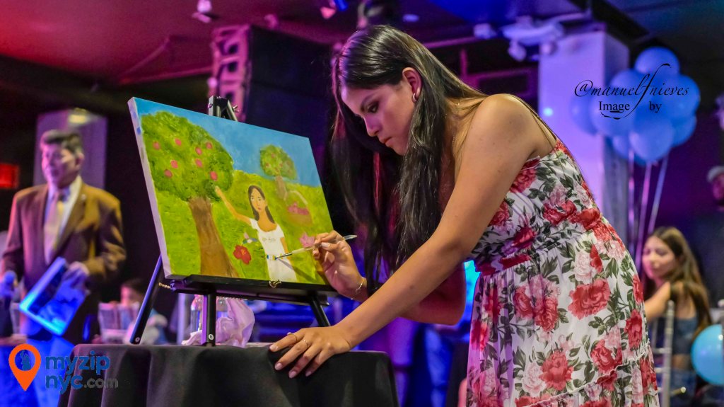 Candidata pinta una obra en vivo durante la presentación de reinas del Comité Cívico Ecuatoriano de New York 2025