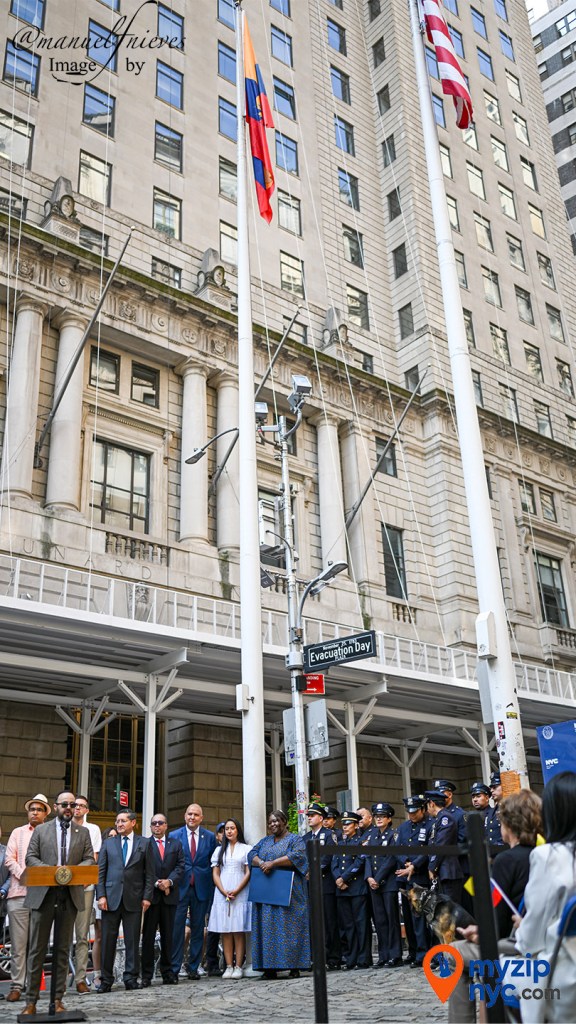 Bandera de Ecuador ondeando junto a la de Estados Unidos durante la ceremonia de izamiento en Bowling Green, Manhattan.