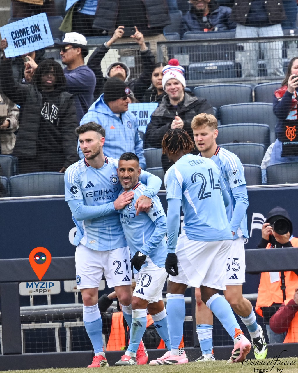 Celebración de gol de NYCFC ante Orlando City en el Yankee Stadium – MLS 2026