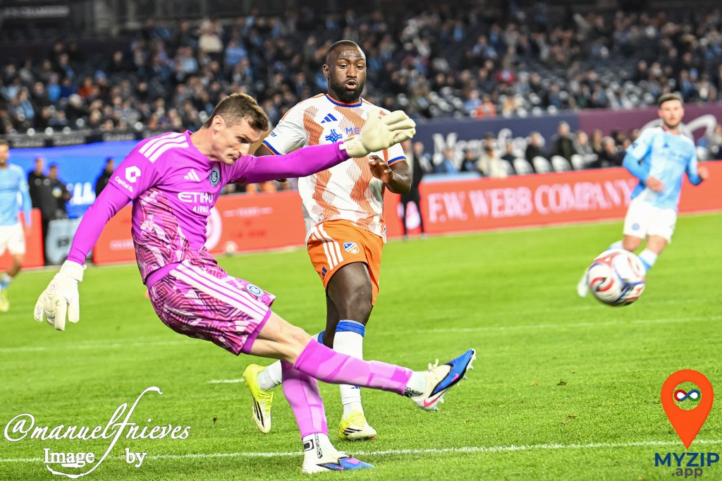 Portero del NYCFC despeja el balón bajo presión de FC Cincinnati en el empate 4-4 en Yankee Stadium