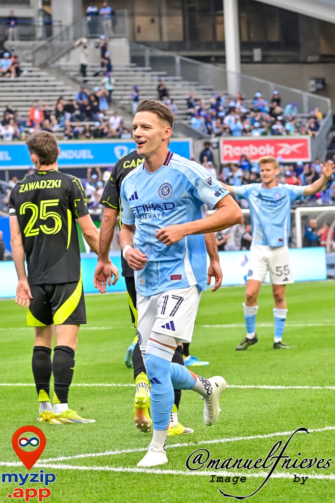 Hannes Wolf celebra uno de sus goles en la victoria de NYCFC 3-0 sobre Columbus Crew en el Yankee Stadium durante partido de MLS.
