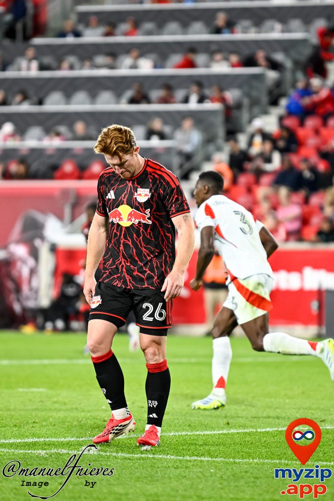 Red Bulls jugador cabizbajo tras derrota 0-2 ante FC Dallas en Harrison NJ