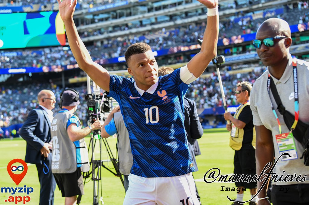 Mbappé celebra ante la tribuna la victoria de Francia sobre Senegal en el Mundial FIFA 2026.
