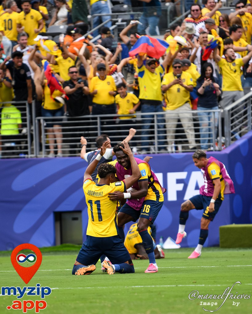 Jugadores de Ecuador celebran frente a la hinchada tras marcar contra Alemania en el Mundial 2026.
