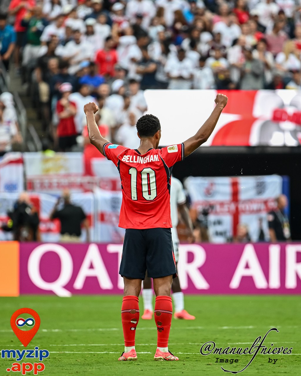 Bellingham celebra con los brazos levantados durante la victoria 2-0 de Inglaterra sobre Panamá.