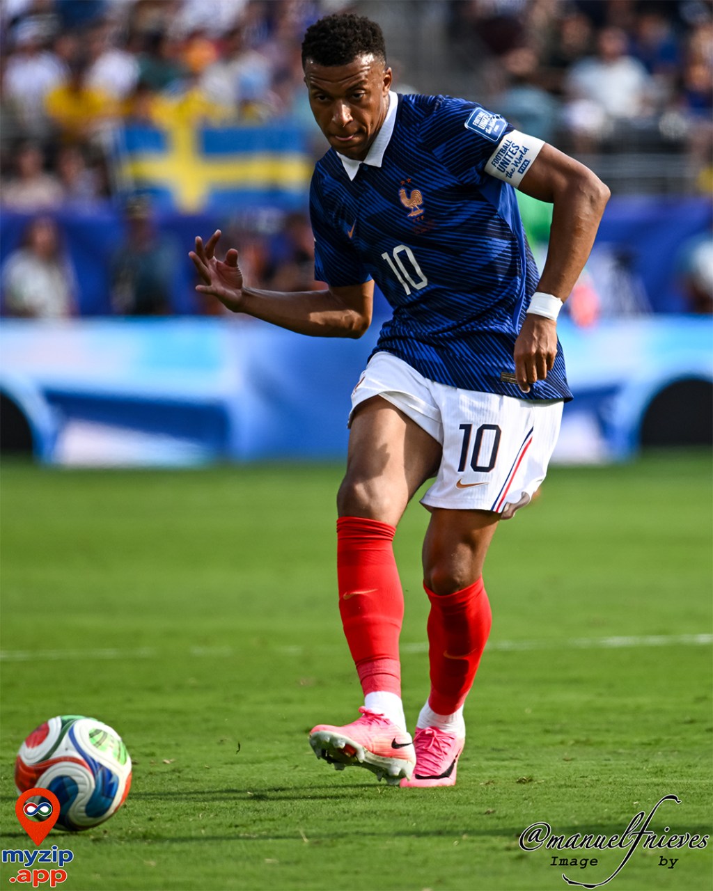 Kylian Mbappé conduce el balón durante el partido Francia vs Suecia en el MetLife Stadium por la Copa Mundial FIFA 2026.