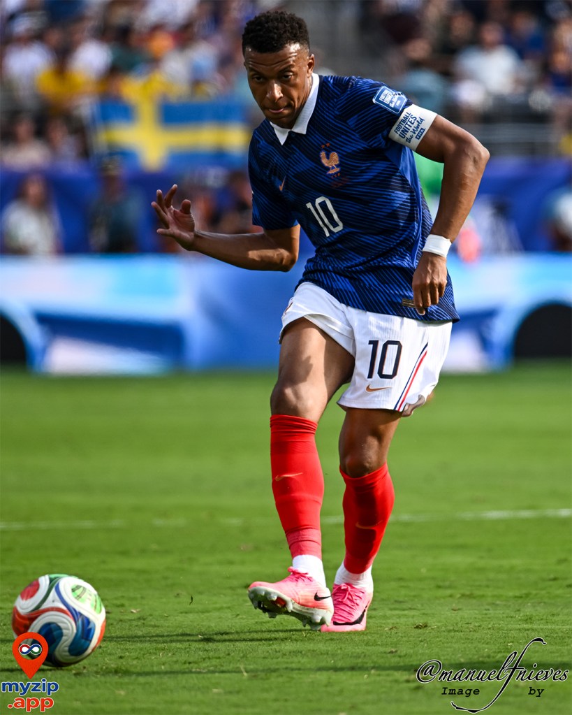 Kylian Mbappé conduce el balón durante el partido Francia vs Suecia en el MetLife Stadium por la Copa Mundial FIFA 2026.