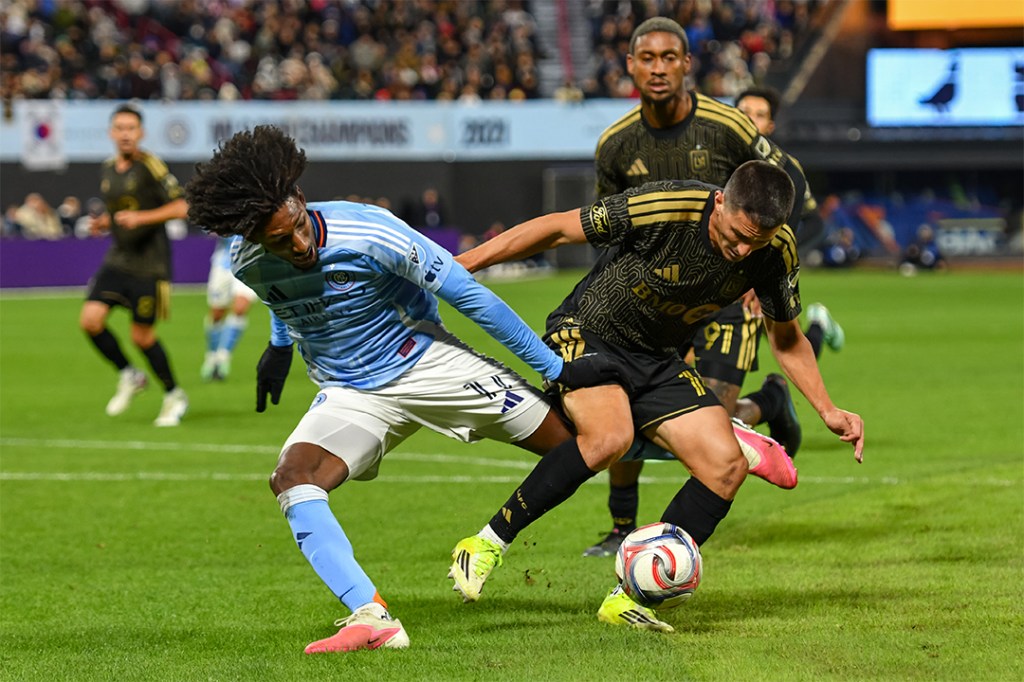 Un jugador de NYCFC disputa el balón con un futbolista de LAFC en Citi Field, Flushing, Nueva York.