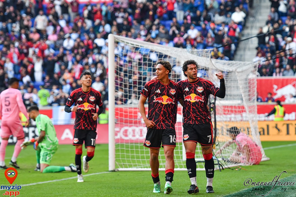 Sí, seleccionaste DSC_9884.jpg, la recomendada. Completa los campos así: Texto alternativo: Jugadores de NY Red Bulls celebran frente a la portería del Inter Miami, con las tribunas llenas al fondo.